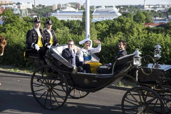 La procession de la famille royale de Suède vers le parc de Skansen lors de la Fête nationale, le 6 juin 2013 à Stockholm. La princesse Madeleine et son fiancé Chris O'Neill partageaient le landau du roi Carl XVI Gustaf et de la reine Silvia, tandis que le prince Carl Philip accompagnait la princesse Victoria, le prince Daniel et la princesse Estelle.
