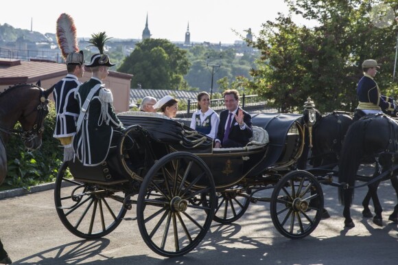 La procession de la famille royale de Suède vers le parc de Skansen lors de la Fête nationale, le 6 juin 2013 à Stockholm. La princesse Madeleine et son fiancé Chris O'Neill partageaient le landau du roi Carl XVI Gustaf et de la reine Silvia, tandis que le prince Carl Philip accompagnait la princesse Victoria, le prince Daniel et la princesse Estelle.