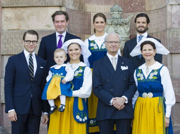 La famille royale de Suède a pris la pose au palais, à Stockholm, le 6 juin 2013, à l'occasion de la Fête nationale. Chris O'Neill, à deux jours de son mariage avec la princesse Madeleine, se joignait au roi Carl XVI Gustaf, à la reine Silvia, à la princesse Victoria, au prince Daniel et à la princesse Estelle, au prince Carl Philip et à Madeleine.