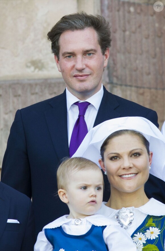 Grande première pour Chris O'Neill ! La famille royale de Suède a pris la pose au palais, à Stockholm, le 6 juin 2013, à l'occasion de la Fête nationale. Chris O'Neill, à deux jours de son mariage avec la princesse Madeleine, se joignait au roi Carl XVI Gustaf, à la reine Silvia, à la princesse Victoria, au prince Daniel et à la princesse Estelle, au prince Carl Philip et à Madeleine.