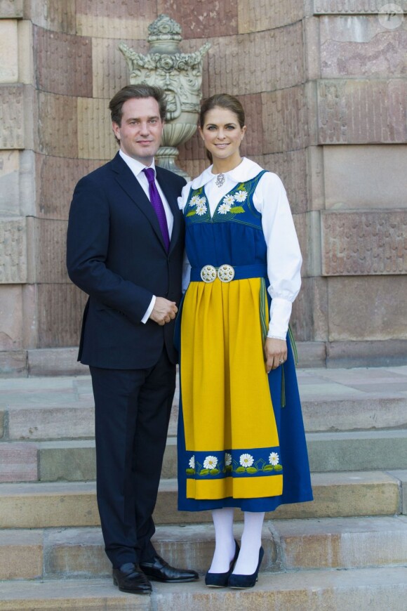 Chris O'Neill et la princesse Madeleine posent en couple. La famille royale de Suède a pris la pose au palais, à Stockholm, le 6 juin 2013, à l'occasion de la Fête nationale. Chris O'Neill, à deux jours de son mariage avec la princesse Madeleine, se joignait au roi Carl XVI Gustaf, à la reine Silvia, à la princesse Victoria, au prince Daniel et à la princesse Estelle, au prince Carl Philip et à Madeleine.