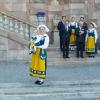 La princesse Estelle dans les bras de sa maman Victoria. La famille royale de Suède a pris la pose au palais, à Stockholm, le 6 juin 2013, à l'occasion de la Fête nationale. Chris O'Neill, à deux jours de son mariage avec la princesse Madeleine, se joignait au roi Carl XVI Gustaf, à la reine Silvia, à la princesse Victoria, au prince Daniel et à la princesse Estelle, au prince Carl Philip et à Madeleine.