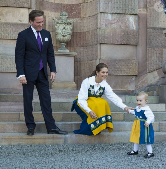 La princesse Estelle de Suède avec sa tata Madeleine, sous les yeux de son presque tonton Christopher. La famille royale de Suède a pris la pose au palais, à Stockholm, le 6 juin 2013, à l'occasion de la Fête nationale. Chris O'Neill, à deux jours de son mariage avec la princesse Madeleine, se joignait au roi Carl XVI Gustaf, à la reine Silvia, à la princesse Victoria, au prince Daniel et à la princesse Estelle, au prince Carl Philip et à Madeleine.