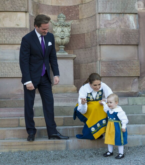 La princesse Estelle de Suède avec sa tata Madeleine, sous les yeux de son presque tonton Christopher. La famille royale de Suède a pris la pose au palais, à Stockholm, le 6 juin 2013, à l'occasion de la Fête nationale. Chris O'Neill, à deux jours de son mariage avec la princesse Madeleine, se joignait au roi Carl XVI Gustaf, à la reine Silvia, à la princesse Victoria, au prince Daniel et à la princesse Estelle, au prince Carl Philip et à Madeleine.