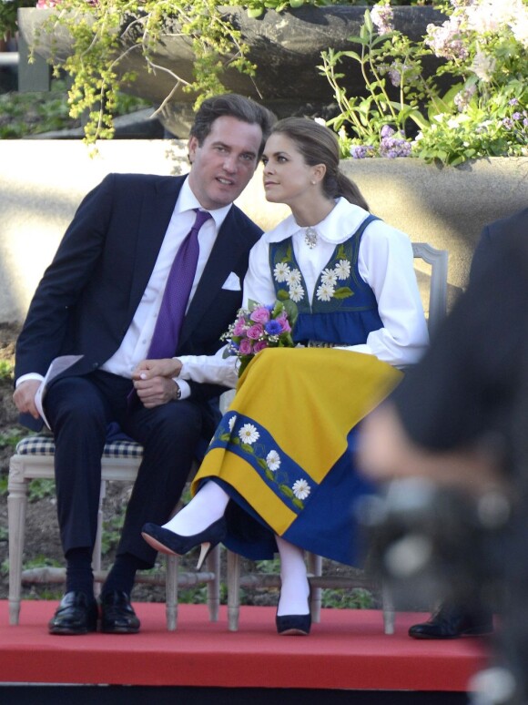 La princesse Madeleine de Suède et son fiancé Chris O'Neill se sont montrés très amoureux lors des célébrations de la Fête nationale à Stockholm, le 6 juin 2013, auxquelles prenaient part le couple royal, la princesse Victoria et le prince Daniel avec la princesse Estelle, et le prince Carl Philip.