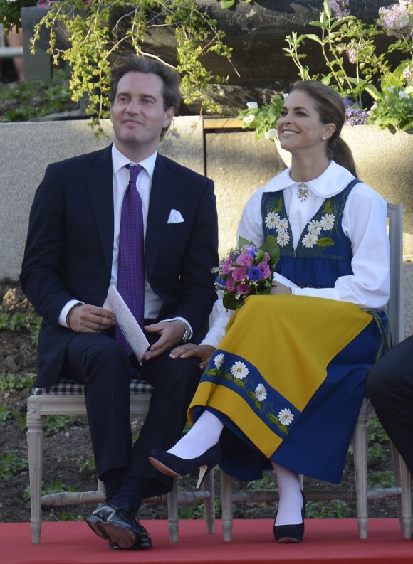La princesse Madeleine de Suède et son fiancé Chris O'Neill se sont montrés très amoureux lors des célébrations de la Fête nationale à Stockholm, le 6 juin 2013, auxquelles prenaient part le couple royal, la princesse Victoria et le prince Daniel avec la princesse Estelle, et le prince Carl Philip.