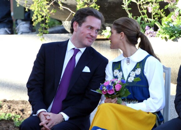 La princesse Madeleine de Suède et son fiancé Chris O'Neill se sont montrés très amoureux lors des célébrations de la Fête nationale à Stockholm, le 6 juin 2013, auxquelles prenaient part le couple royal, la princesse Victoria et le prince Daniel avec la princesse Estelle, et le prince Carl Philip.