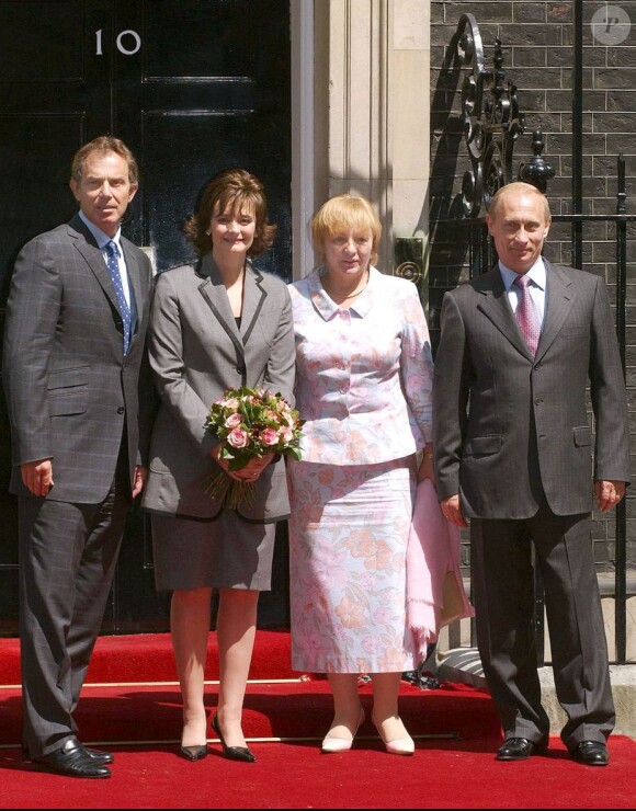 Tony Blair, sa femme, le président russe Vladimir Poutine et son épouse Lioudmila, à Londres en 2003
