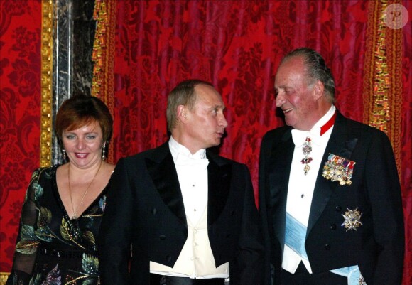 Vladimir Poutine et sa femme Lioudmila avec Juan Carlos en 2006 en Espagne
