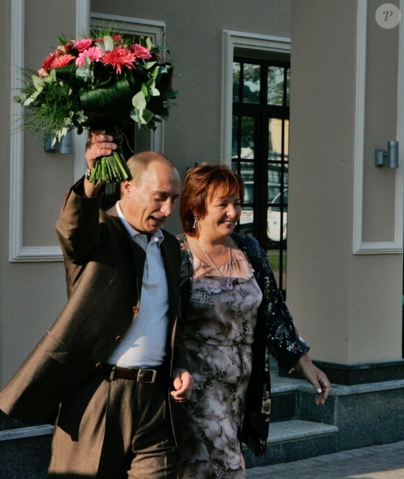 Vladimir Poutine et sa femme Lioudmila allant à un dîner officiel avec le président américain George W. Bush à Saint-Pétersbourg en 2006