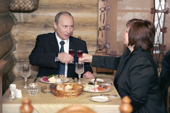 President of Russia Vladimir Putin and his wife Lyudmila dine at Siberian cuisine restaurant "Yermak" in Moscow's Krylatskoye district after voting in elections to the Fifth State Duma. 02/12/2007 - Moscou