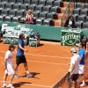 Carlos Moya dispute le Trophée des légendes Perrier à Roland-Garros avec son partenaire de double Alberto Costa sous les yeux de sa belle Carolina, le 6 juin 2013 à Paris