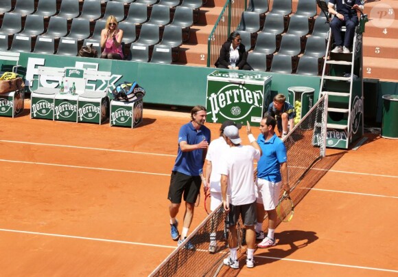 Carlos Moya dispute le trophée des légendes à Roland-Garros avec son partenaire de double Alberto Costa sous les yeux de sa belle Carolina, le 6 juin 2013 à Paris