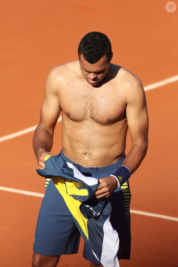 Jo-Wilfried Tsonga torse nu à Roland-Garros le 7 juin 2013.