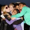 Heidi Klum fait un bisous à ses enfants avant de prendre l'avion à l'aéroport de Los Angeles, le 7 juin 2013.
