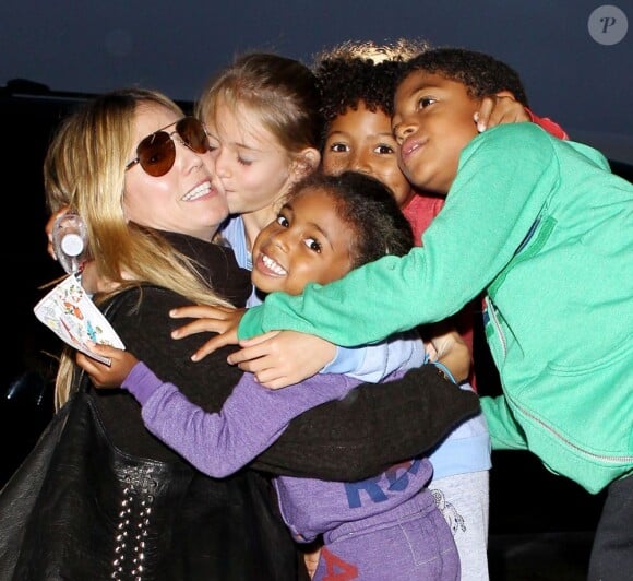 Heidi Klum fait un bisous à ses enfants avant de prendre l'avion à l'aéroport de Los Angeles, le 7 juin 2013.