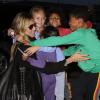 Heidi Klum fait un câlin collectif à ses enfants avant de prendre l'avion à l'aéroport de Los Angeles, le 7 juin 2013.