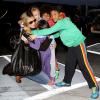 Heidi Klum fait un câlin collectif à ses enfants avant de prendre l'avion à l'aéroport de Los Angeles, le 7 juin 2013.