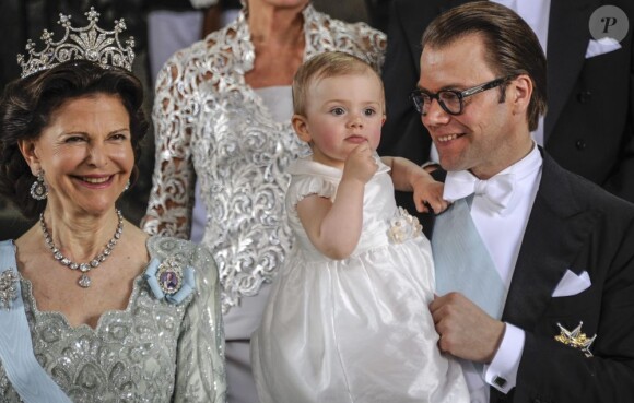 La princesse Estelle de Suède, âgée de 15 mois, venue avec ses parents la princesse Victoria et le prince Daniel, était une véritable attraction au mariage de la princesse Madeleine et Chris O'Neill le 8 juin 2013 à Stockholm.