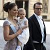 La princesse Estelle de Suède, âgée de 15 mois, venue avec ses parents la princesse Victoria et le prince Daniel, était une véritable attraction au mariage de la princesse Madeleine et Chris O'Neill le 8 juin 2013 à Stockholm.