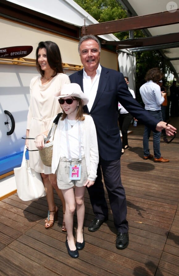 Alain Afflelou et sa compagne Christine Coulau et sa fille à Roland-Garros, Paris, le 8 juin 2013.