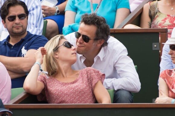 Anne-Sophie Lapix in love de son mari Arthur Sadoun dans les tribunes de Roland pour la finale dames, à Roland-Garros, Paris, le 8 juin 2013.