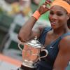 Serena Williams avec son trophée à Roland-Garros, Paris, le 8 juin 2013.