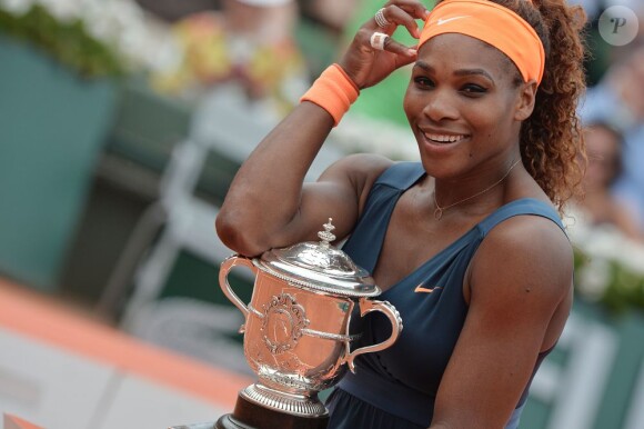 Serena Williams avec son trophée à Roland-Garros, Paris, le 8 juin 2013.