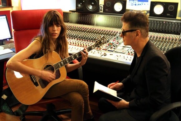 Lou Doillon et Etienne Daho en studio pour l'enregistrement de "Places", le premier album de Lou, à Paris en mars 2012.