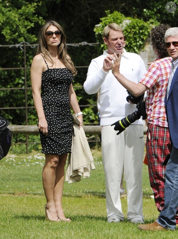 Elizabeth Hurley à un match caritatif de cricket, Cricket For Kids Charity Day, à Cirencester, le 9 juin 2013. La jolie brune était accompagnée de son chéri l'Australien Shane Warne.