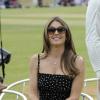 Elizabeth Hurley à un match caritatif de cricket, Cricket For Kids Charity Day, à Cirencester, le 9 juin 2013. La jolie brune était accompagnée de son chéri l'Australien Shane Warne, ancien joueur professionnel de cricket.