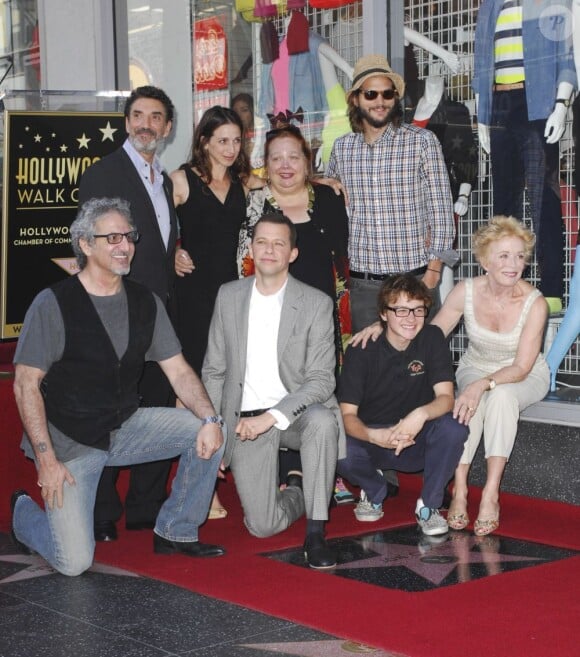 Ashton Kutcher, Holland Taylor, et toute l'équipe de Mon Oncle Charlie, le 19 septembre 2011.