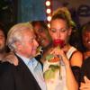 Exclusif - Michel Hidalgo remet une rose a la chanteuse Indra lors des 15 ans de l'association Citéstars au Réservoir à Paris, le 9 juin 2013.
