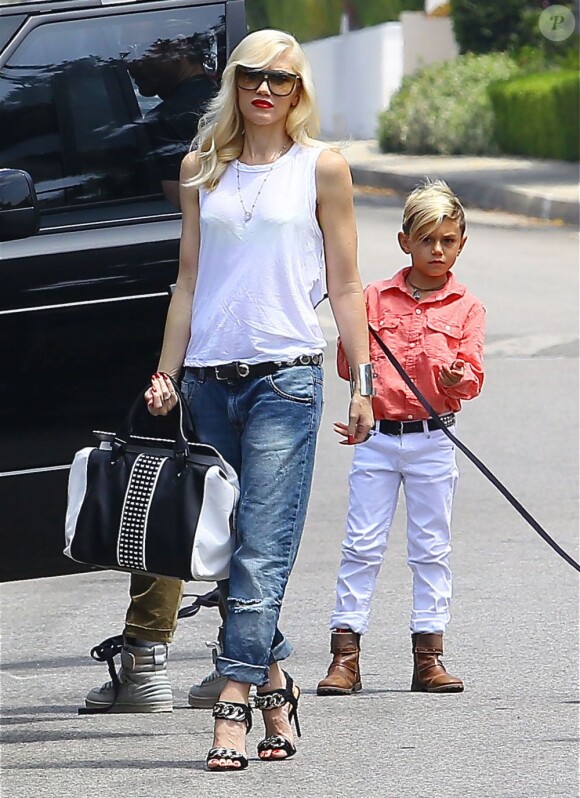 Gwen Stefani arrive avec son fils Kingston au goûter d'anniversaire d'Honor, la fille de Jessica Alba. Los Angeles, le 8 juin 2013.