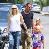 Gwen Stefani, son mari Gavin Rossdale et leurs fils Zuma et Kingston se rendent au goûter d'anniversaire d'Honor, la fille de Jessica Alba. Los Angeles, le 8 juin 2013.