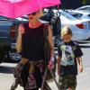 Gwen Stefani profite d'une journée ensoleillée pour emmener ses enfants Zuma et Kingston ainsi que son époux Gavin Rossdale dans un centre commercial. Los Angeles, le 9 Juin 2013.