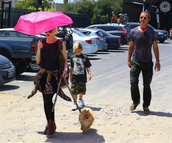 Gwen Stefani profite d'une journée ensoleillée pour emmener ses enfants Zuma et Kingston ainsi que son époux Gavin Rossdale dans un centre commercial. Los Angeles, le 9 Juin 2013.