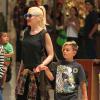 Gwen Stefani et son fils Kingston (7 ans) se balade dans un centre commercial. Los Angeles, le 9 Juin 2013.