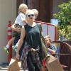 Gwen Stefani et ses enfants Zuma et Kingston surpris dans un centre commercial à Los Angeles, le 9 Juin 2013.