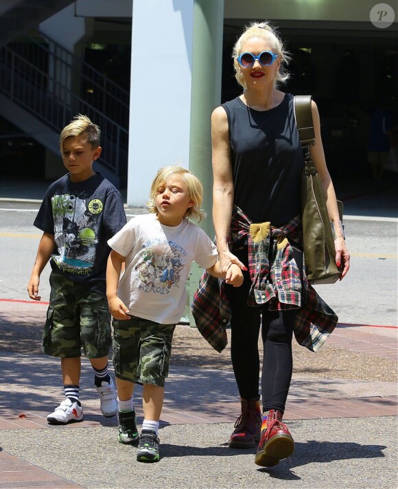 Gwen Stefani et ses deux fils Kingston et Zuma se baladent dans un centre commercial. Los Angeles, le 9 Juin 2013.
