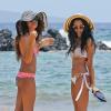 Bria Murphy (en bikini blanc) et sa petite soeur Shayne Audra profitent d'un après-midi détente sur une plage de Maui, à Hawaï. Le 11 juin 2013.