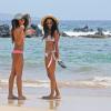 Bria (en bikini blanc) et sa petite soeur Shayne Audra Murphy profitent d'un après-midi détente sur une plage de Maui, à Hawaï. Le 11 juin 2013.