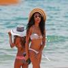 Bria (en bikini blanc) et sa petite soeur Shayne Audra Murphy profitent d'un après-midi détente sur une plage de Maui, à Hawaï. Le 11 juin 2013.