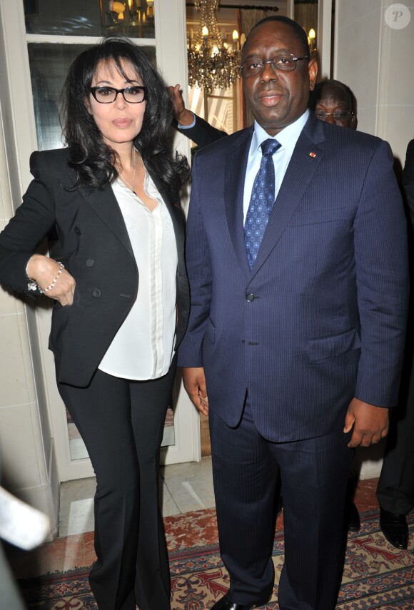 Exclusif - Yamina Benguigui et le président du Sénégal Macky Sall lors de la remise du prix Sedar à la ministre déléguée chargée de la Francophonie, Yamina Benguigui, dans les jardins de l'ambassade du Sénégal à Paris le 4 juin 2013