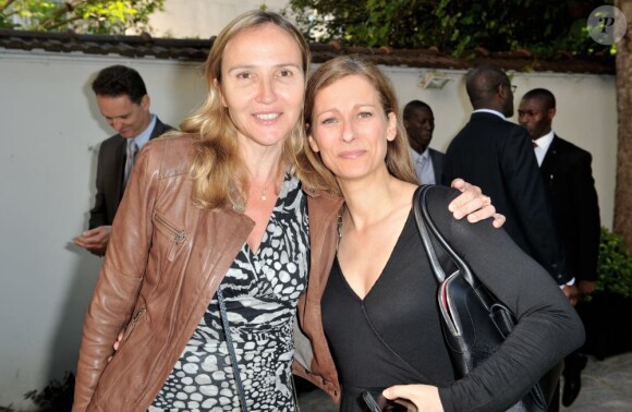 Exclusif - Anne Gravoin et une invitée lors de la remise du prix Sedar à la ministre déléguée chargée de la Francophonie, Yamina Benguigui, dans les jardins de l'ambassade du Sénégal à Paris le 4 juin 2013