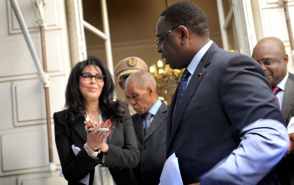 Exclusif - Yamina Benguigui et le président sénégalais Macky Sall lors de la remise du prix Sedar à la ministre déléguée chargée de la Francophonie, Yamina Benguigui, dans les jardins de l'ambassade du Sénégal à Paris le 4 juin 2013