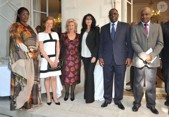 Exclusif - Yamina Benguigui lors de la remise de son prix Sedar par le président sénégalais Macky Sall, dans les jardins de l'ambassade du Sénégal à Paris le 4 juin 2013. Elle pose avec Marième Faye Sall, Brigitte Ayrault et Dominique Ouattara