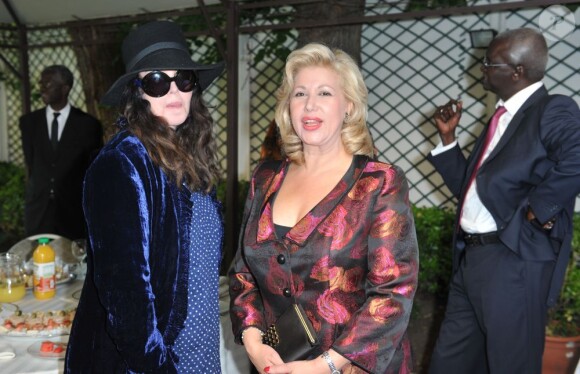 Exclusif - Isabelle Adjani et Dominique Ouattara lors de la remise du prix Sedar à la ministre déléguée chargée de la Francophonie, Yamina Benguigui, dans les jardins de l'ambassade du Sénégal à Paris le 4 juin 2013
