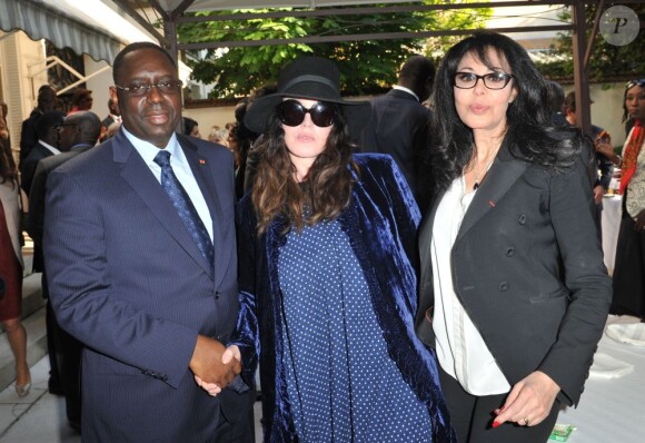 Exclusif - Le président du Sénégal Macky Sall, Isabelle Adjani et Yamina Benguigui lors de la remise du prix Sedar à la ministre déléguée chargée de la Francophonie, Yamina Benguigui, dans les jardins de l'ambassade du Sénégal à Paris le 4 juin 2013