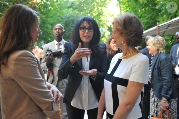 Exclusif - Daniela Lumbroso, Yamina Benguigui et Brigitte Ayrault lors de la remise du prix Sedar à la ministre déléguée chargée de la Francophonie, Yamina Benguigui, dans les jardins de l'ambassade du Sénégal à Paris le 4 juin 2013